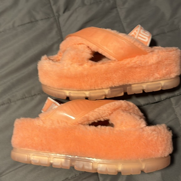 Size 7 1/2 UGG platform slippers - Picture 3 of 10